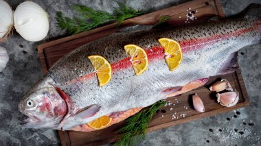 Pişirmeden önce taze balık kesiyorum..