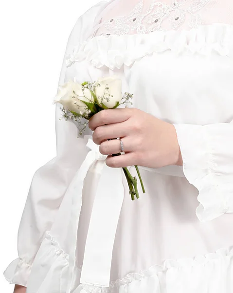 Белые Розы Руках Невесты Кольцо Бриллиантами Руке Невесты — стоковое фото