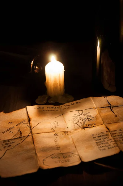 暗い部屋のテーブルの上の海賊地図 — ストック写真