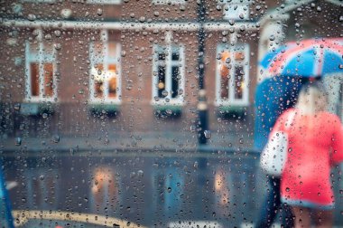 Otobüsün penceresinden yağmurlu Londra görünüyor. Cama odaklan..