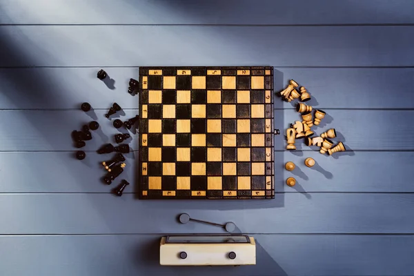 Góra widok szachownica na szary drewniany stół tło — Zdjęcie stockowe