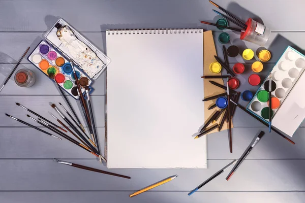 Zeichnen oder Malen im Atelier. Hintergrund-Attrappe von oben — Stockfoto