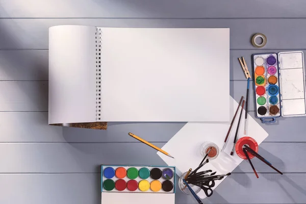 Tekenen of schilderen in een atelier. Top weergave mock-up achtergrond — Stockfoto