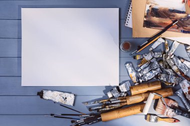Resim atölyesinde resim ya da çizim. Üst görünüm modelleme arkaplanı