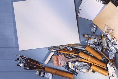 Resim atölyesinde resim ya da çizim. Üst görünüm modelleme arkaplanı