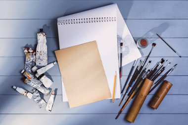 Resim atölyesinde resim ya da çizim. Üst görünüm modelleme arkaplanı