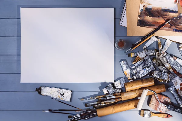 Resim atölyesinde resim ya da çizim. Üst görünüm modelleme arkaplanı