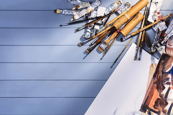 Resim atölyesinde resim ya da çizim. Üst görünüm modelleme arkaplanı