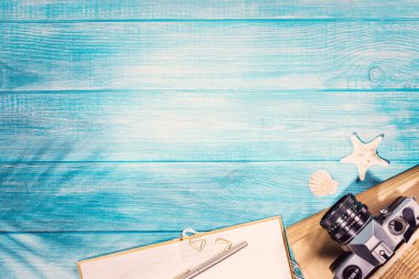 Deniz mavisi kalaslarda yaz plajı aksesuarlarının en üst görüntüsü.