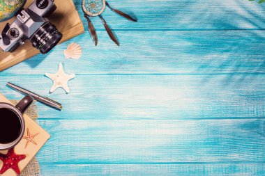 Deniz mavisi kalaslarda yaz plajı aksesuarlarının en üst görüntüsü.