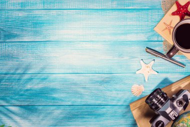 Deniz mavisi iskeledeki yaz plajı aksesuarlarının en üst görüntüsü. Kopyalama alanı ve görünür ahşap dokusu olan arkaplan.