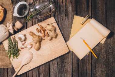 Alternatif ilaç: Tentür hazırlama. Antik, doğal bitkisel tedavi yöntemleri. Kopya alanı olan eski ahşap zemin arkaplanı