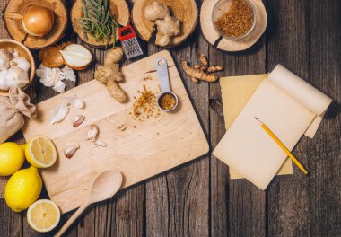 Alternatif ilaç: Tentür hazırlama. Antik, doğal bitkisel tedavi yöntemleri. Kopya alanı olan eski ahşap zemin arkaplanı