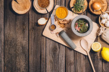 Alternatif ilaç: Tentür hazırlama. Antik, doğal bitkisel tedavi yöntemleri. Kopya alanı olan eski ahşap zemin arkaplanı