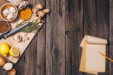 Alternatif ilaç: Tentür hazırlama. Antik, doğal bitkisel tedavi yöntemleri. Kopya alanı olan eski ahşap zemin arkaplanı