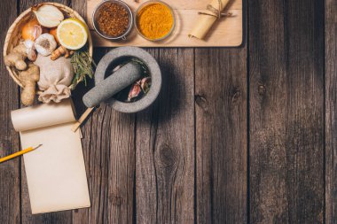 Alternatif ilaç: Tentür hazırlama. Antik, doğal bitkisel tedavi yöntemleri. Kopya alanı olan eski ahşap zemin arkaplanı