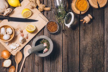 Alternatif ilaç: Tentür hazırlama. Antik, doğal bitkisel tedavi yöntemleri. Kopya alanı olan eski ahşap zemin arkaplanı