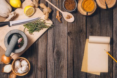 Alternatif ilaç: Tentür hazırlama. Antik, doğal bitkisel tedavi yöntemleri. Kopya alanı olan eski ahşap zemin arkaplanı