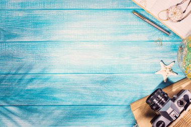 Deniz mavisi iskeledeki yaz plajı aksesuarlarının en üst görüntüsü. Kopyalama alanı ve görünür ahşap dokusu olan arkaplan.