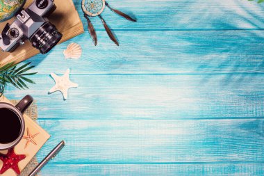 Deniz mavisi iskeledeki yaz plajı aksesuarlarının en üst görüntüsü. Kopyalama alanı ve görünür ahşap dokusu olan arkaplan.