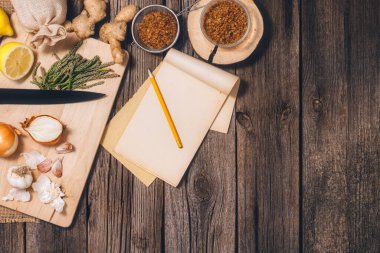 Alternatif ilaç: Tentür hazırlama. Antik, doğal bitkisel tedavi yöntemleri. Kopya alanı olan eski ahşap zemin arkaplanı