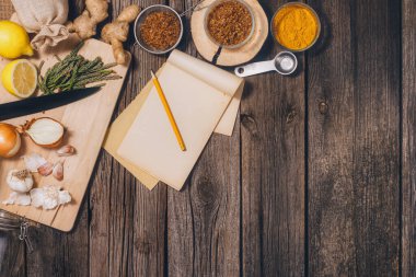 Alternatif ilaç: Tentür hazırlama. Antik, doğal bitkisel tedavi yöntemleri. Kopya alanı olan eski ahşap zemin arkaplanı