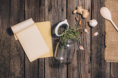 Alternatif ilaç: Tentür hazırlama. Antik, doğal bitkisel tedavi yöntemleri. Kopya alanı olan eski ahşap zemin arkaplanı