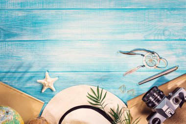 Deniz mavisi iskeledeki yaz plajı aksesuarlarının en üst görüntüsü. Kopyalama alanı ve görünür ahşap dokusu olan arkaplan.