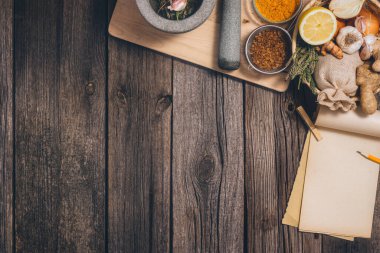 Alternatif ilaç: Tentür hazırlama. Antik, doğal bitkisel tedavi yöntemleri. Kopya alanı olan eski ahşap zemin arkaplanı