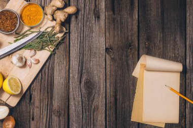 Alternatif ilaç: Tentür hazırlama. Antik, doğal bitkisel tedavi yöntemleri. Kopya alanı olan eski ahşap zemin arkaplanı