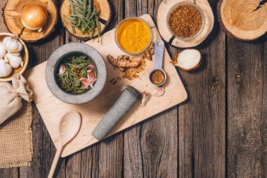 Alternatif ilaç: Tentür hazırlama. Antik, doğal bitkisel tedavi yöntemleri. Kopya alanı olan eski ahşap zemin arkaplanı