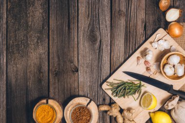 Alternatif ilaç: Tentür hazırlama. Antik, doğal bitkisel tedavi yöntemleri. Kopya alanı olan eski ahşap zemin arkaplanı