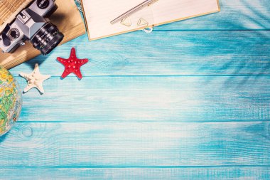 Deniz mavisi iskeledeki yaz plajı aksesuarlarının en üst görüntüsü. Kopyalama alanı ve görünür ahşap dokusu olan arkaplan.