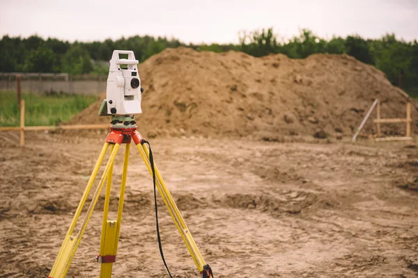 Surveyor Equipment Gps System Theodolite Total Positioning System Outdoors House — Stockfoto