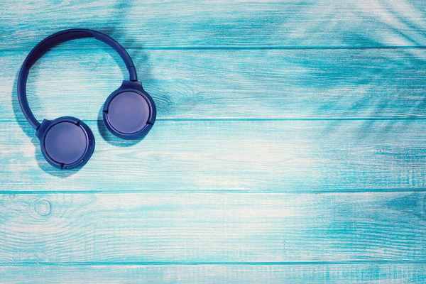 Blue Headphones Blue Wooden Background Wireless Headphones Pastel Wooden Table — Stok fotoğraf