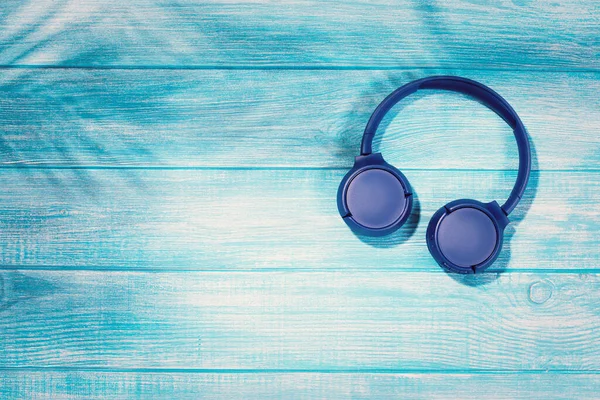 Blue Headphones Blue Wooden Background Wireless Headphones Pastel Wooden Table — Stok fotoğraf