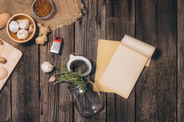 Alternatif ilaç: Tentür hazırlama. Antik, doğal bitkisel tedavi yöntemleri. Kopya alanı olan eski ahşap zemin arkaplanı