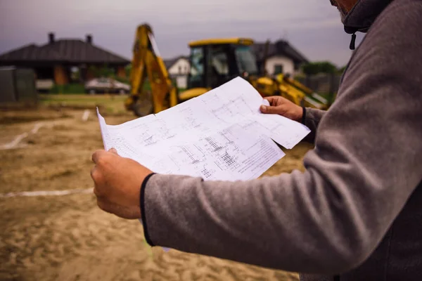 Architekt Zeigt Baupläne Auf Der Baustelle Ingenieur Arbeitet Draußen Auf — Stockfoto