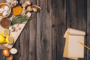 Alternatif ilaç: Tentür hazırlama. Antik, doğal bitkisel tedavi yöntemleri. Kopya alanı olan eski ahşap zemin arkaplanı