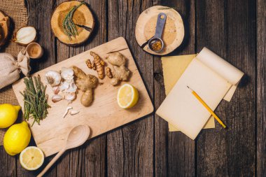 Alternatif ilaç: Tentür hazırlama. Antik, doğal bitkisel tedavi yöntemleri. Kopya alanı olan eski ahşap zemin arkaplanı