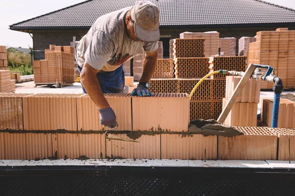 Professional Construction Worker Laying Bricks Mortar Building External House Walls — Stockfoto