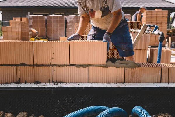 Professional Construction Worker Laying Bricks Mortar Building External House Walls — Stockfoto