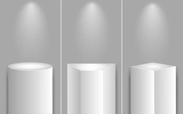Realistic cubes podium, 3d exhibit displays. Gallery geometric blank product stands. Spotlight illuminates pedestal vector set — Vetor de Stock