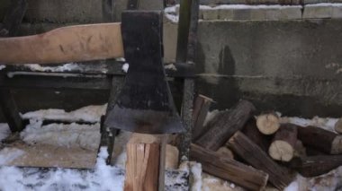 Yakacak odun kesiyorum. Balta ile odun kesmek.