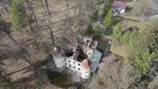 Verlassenes altes Herrenhaus Luftaufnahme. Kaputtes Dach. Ruinen inmitten eines Quellwaldes — Stockvideo