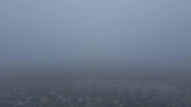 Köydeki gölün üzerinde yoğun sis var. Alan görünümü