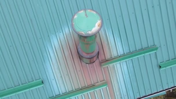 Roestige metalen schoorsteen op het dak van het huis — Stockvideo