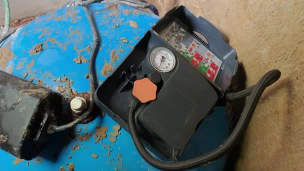Bombear um acumulador hidráulico com uma bomba portátil de compressor de ar. — Vídeo de Stock