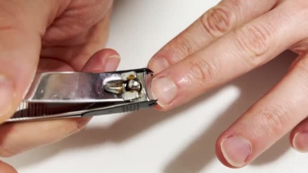Klipper naglar med nagelklipparen. Egenvårdsspikar — Stockvideo