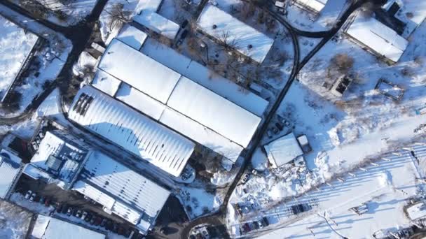 Prosto w dół ptaków widok z drona na miasto w okresie zimowym. Śnieg na górze. — Wideo stockowe